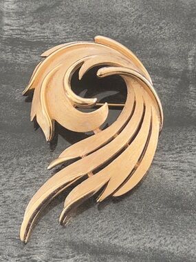 Vintage Trifari Swirl Feather Brooch in Rose Gold Tone